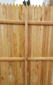 Poteau invisible sur une palissade