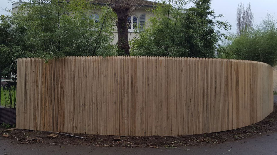 Réalisation d'une palissade arrondie en bois