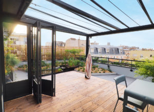 Terrasse aménagée sur les toits de Paris