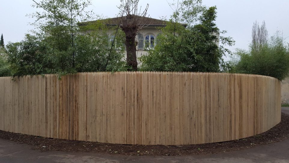 Installation d'une clôture en bois arrondi