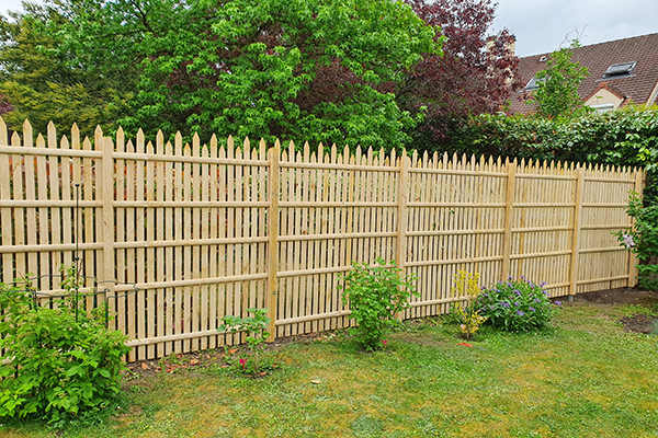 Palissade ajourée en châtaignier pour jardin