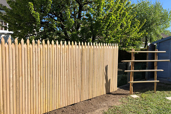 Palissade jointive en bois de châtaignier pour jardin