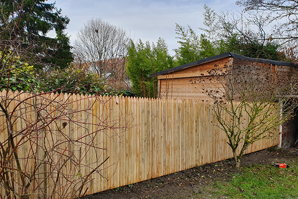 Palissade jointive en bois de châtaignier sur-mesure pour jardin