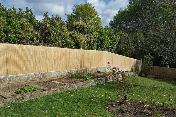 Palissade jointive en châtaignier pour brise-vue de jardin