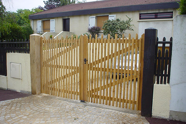 Portail en bois de châtaignier sur-mesure