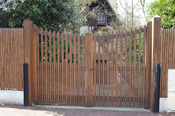 Portail en bois de châtaignier sur-mesure travaillé