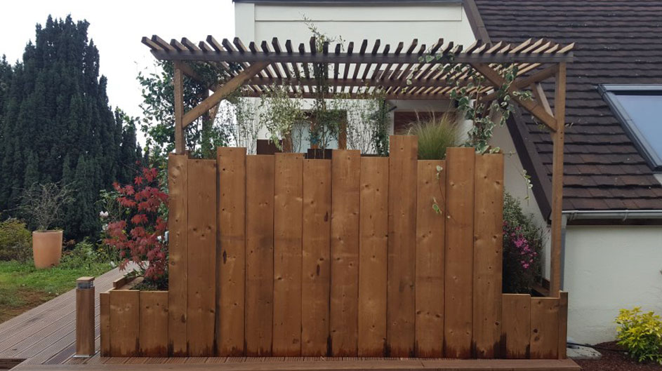 Terrasse avec pergola de dos