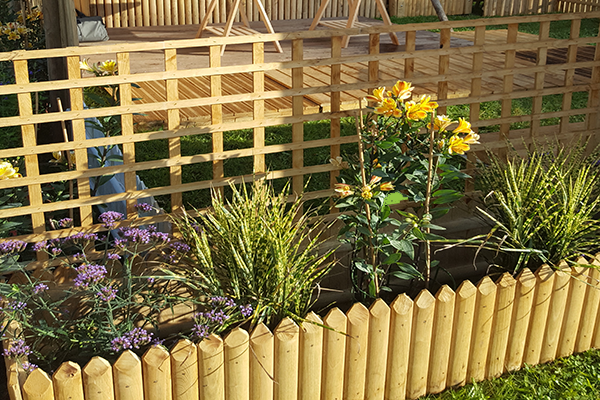 Treillage décoratif en bois de châtaignier sur-mesure